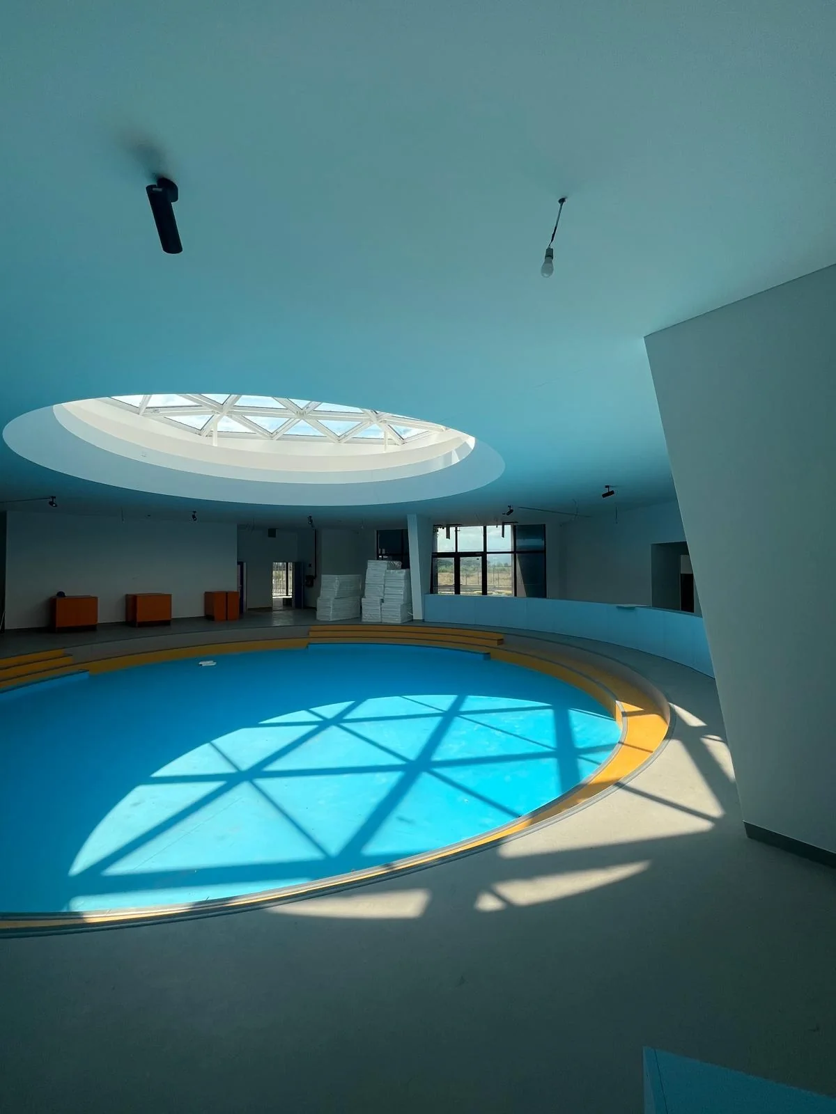Interior finalizat — luminator central